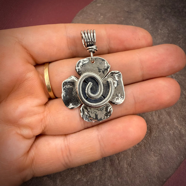 Flower pendant with spiral