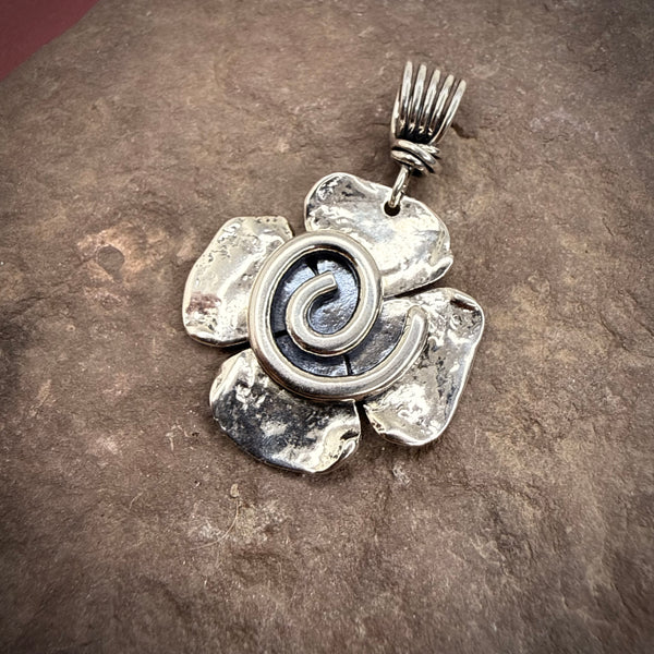 Flower pendant with spiral