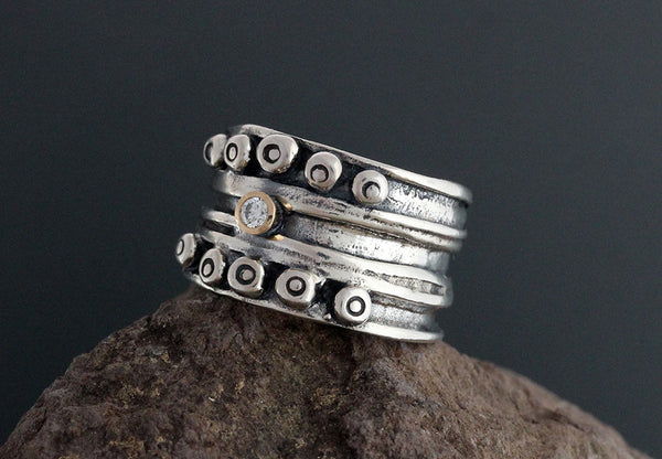 Nordic Band Ring with Diamond in Gold Bezel